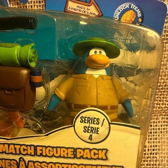 Disney Club Penguin Toy Action Figures Series 4 New in Package - Picture 3 of 7